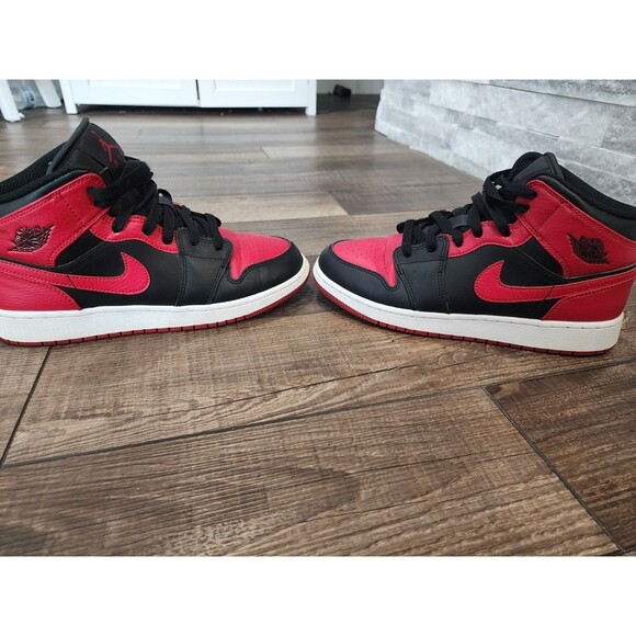 Nike Air Jordan 1 Mid GS Banned Black Red White 554725-074 Size 6.5y - Picture 2 of 8